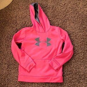 Pink under armor sweatshirt with pockets.